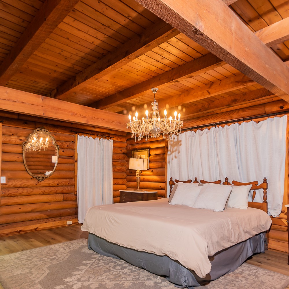 Smoky mountain Log Cabin Bedroom